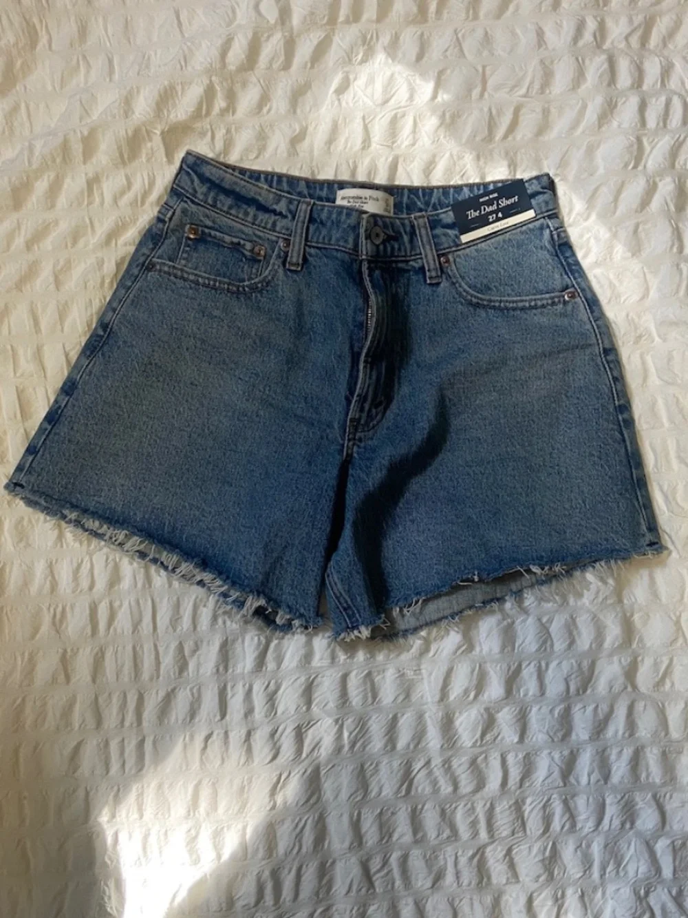 NWT Abercrombie "The Dad Short" High Rise Blue Denim Shorts - Size 27 Curve Love - Picture 1 of 8
